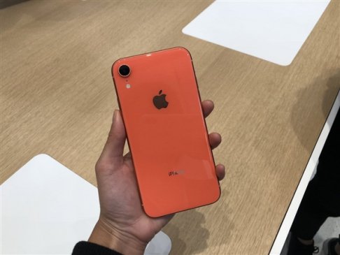 iPhone XR国内售卖：发售现场冷清 黄牛拒绝收机