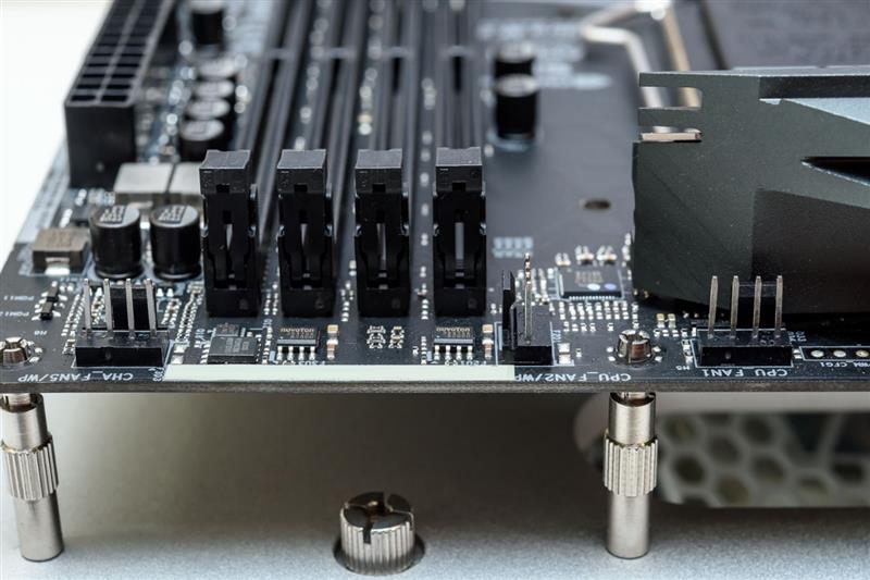 砍掉超线程！Intel i7-9700K深度评测：战平R7 就是太贵