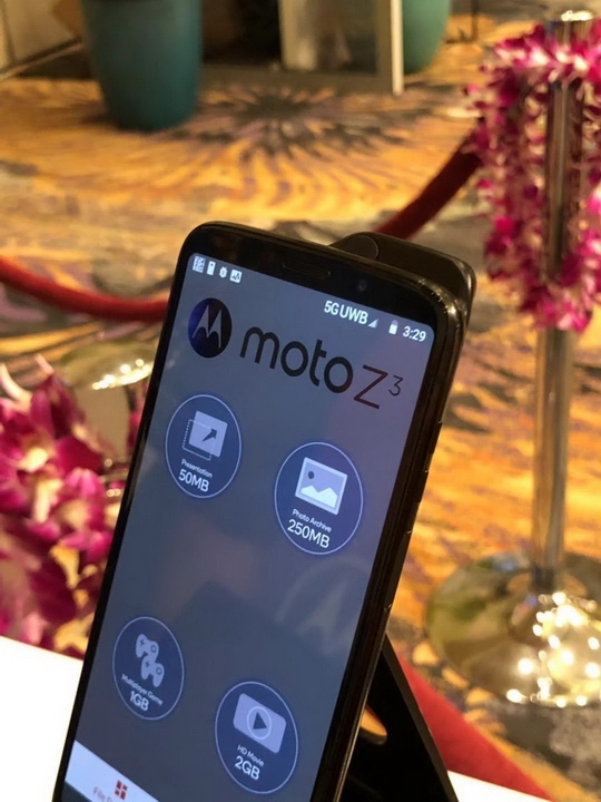 联想秀全球首款5G手机Moto Z3：模块升级 笔记本也能用