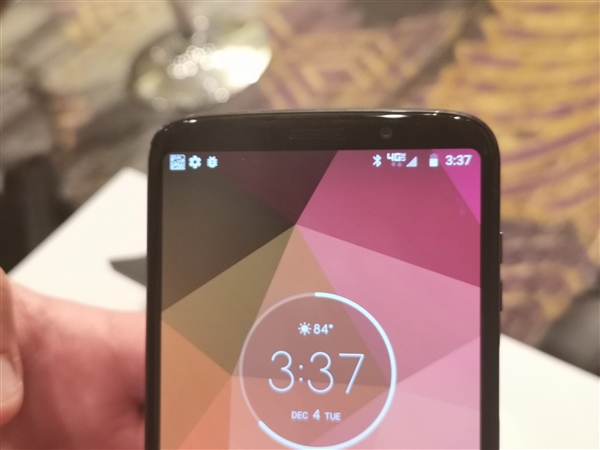 联想秀全球首款5G手机Moto Z3：模块升级 笔记本也能用