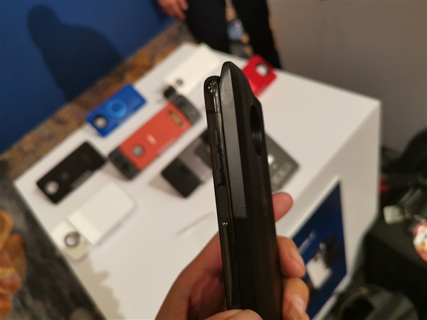 联想秀全球首款5G手机Moto Z3：模块升级 笔记本也能用