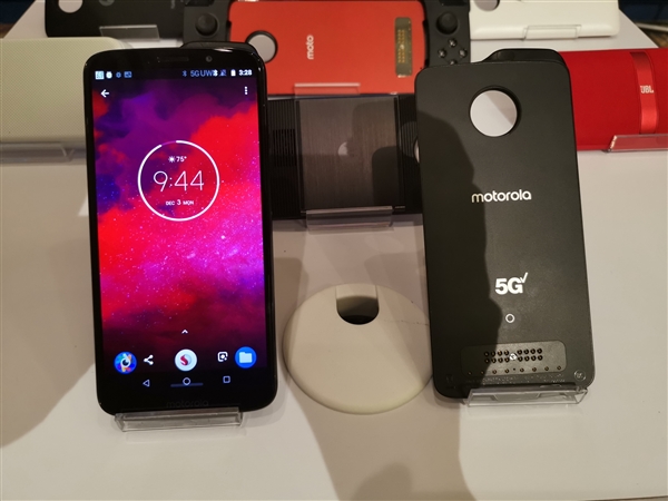 联想秀全球首款5G手机Moto Z3：模块升级 笔记本也能用