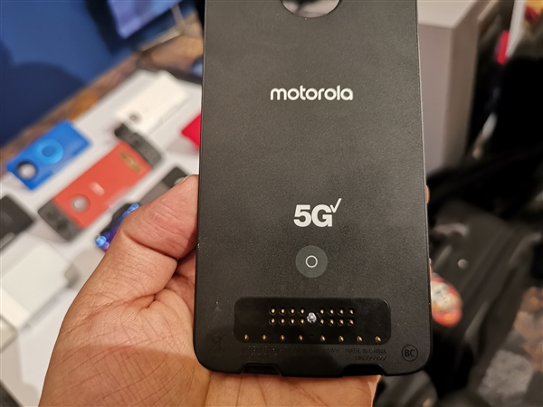 联想秀全球首款5G手机Moto Z3：模块升级 笔记本也能用