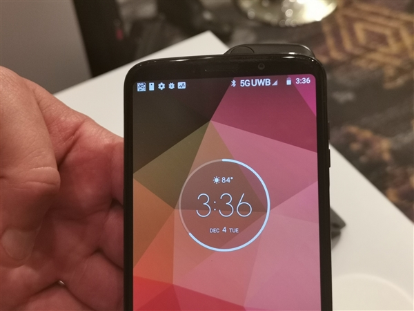 联想秀全球首款5G手机Moto Z3：模块升级 笔记本也能用