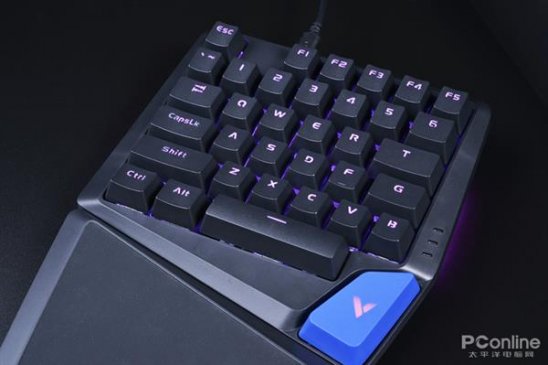 只有36个按键 为游戏而生 雷柏V550 RGB机械键盘上手