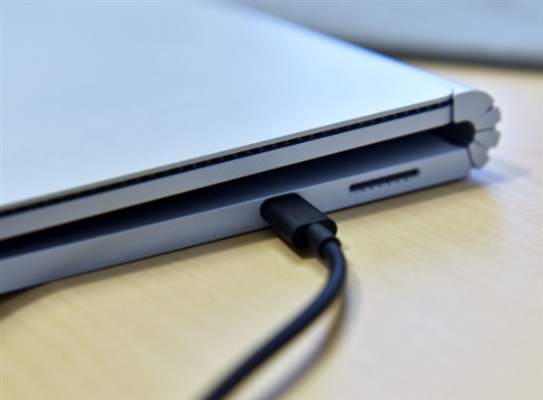 微软终于拥抱USB-C接口 加入磁吸机制