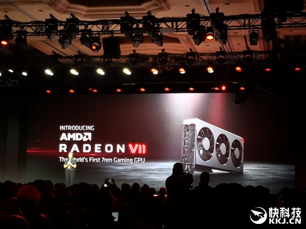 AMD发布全球首款7nm游戏卡Radeon II：三风扇/性能暴涨