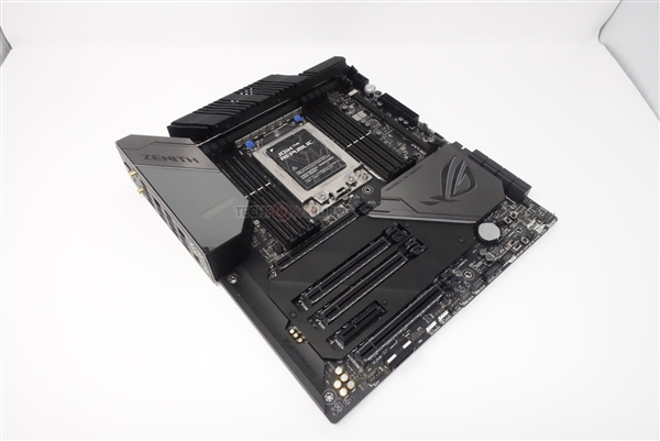 华硕秀Zenith Extreme Alpha X399主板：32核心撕裂者御用