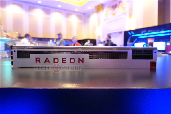 AMD Radeon VII显卡上手：7nm工艺成就“小怪兽”