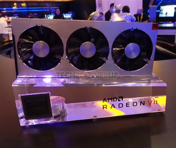 AMD Radeon VII显卡上手：7nm工艺成就“小怪兽”