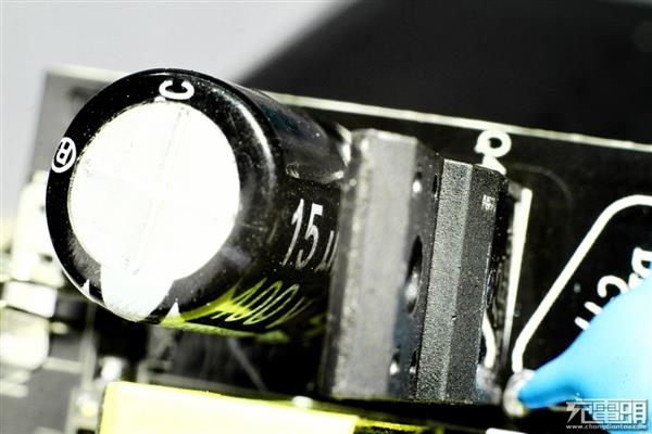 高仿苹果18W USB PD充电器拆解：都是坑