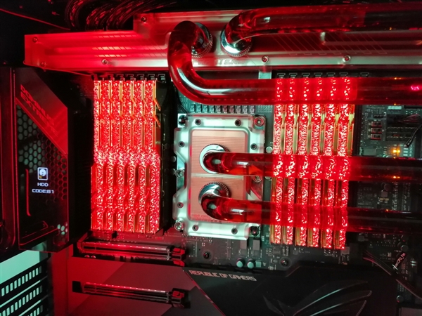 Intel 28核心Xeon W-3175X秀肌肉：32相供电 配192GB内存