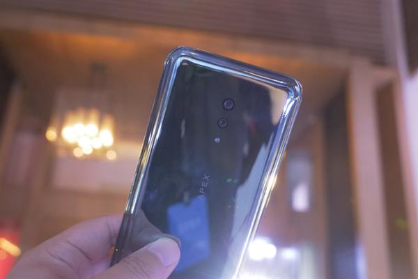 vivo APEX 2019上手：全屏幕指纹+一体化机身 想买