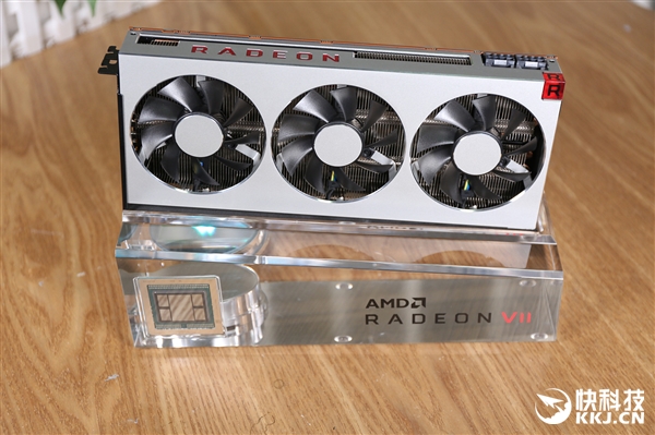 全球首款7nm游戏卡！AMD Radeon VII显卡开箱图赏