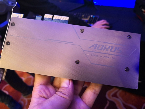 技嘉NVMe SSD首上可控可同步RGB灯效：双面散热50℃