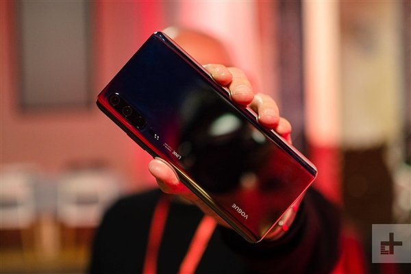 华为P30 Pro机模惊喜现身MWC展台：外媒提前上手