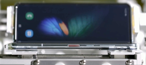 三星折叠屏Galaxy Fold极限测试：可开合20万次 能用5年