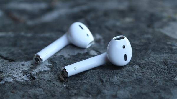 苹果AirPods耳机二代拆解：精妙！