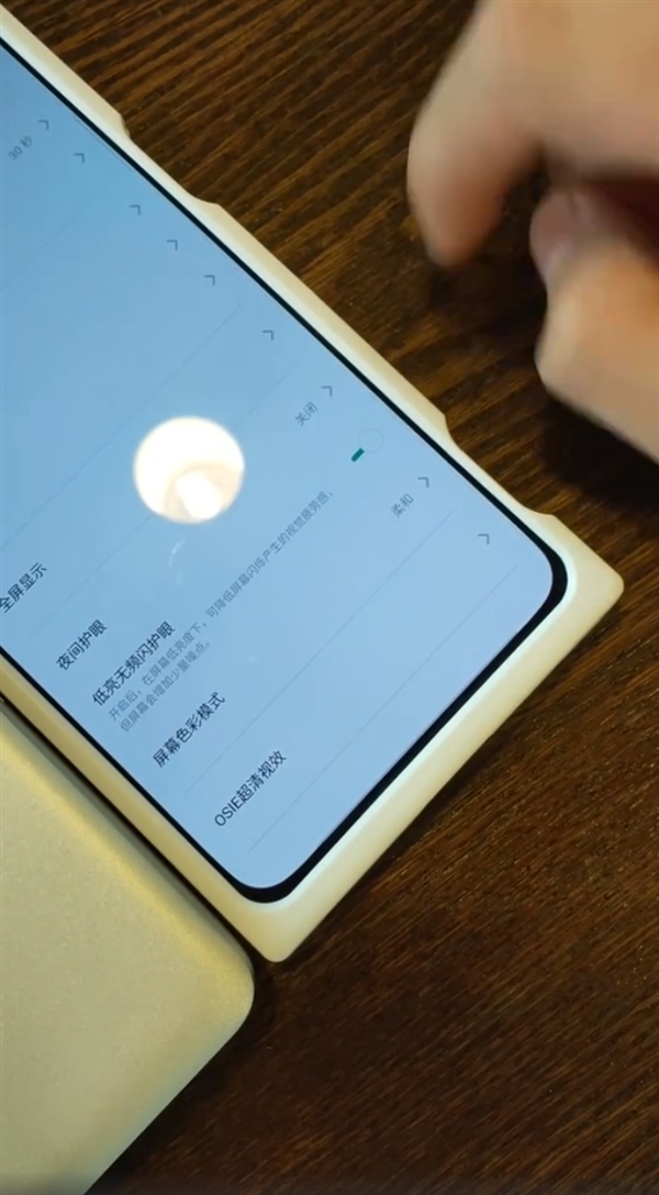 OPPO全程DC调光来了：OLED屏告别“辣眼”