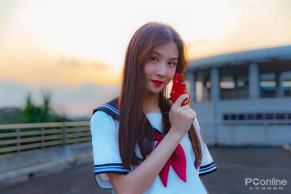 制服肥皂望远镜?手机发布会的脑洞大开邀请函