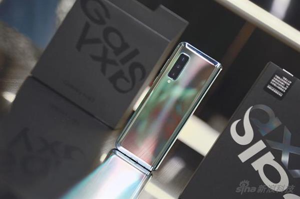 三星Galaxy Fold首发评测:弯的Phone能成手机未来吗