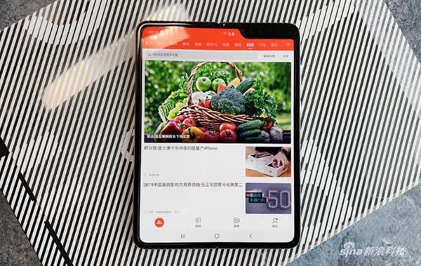 三星Galaxy Fold首发评测：弯的Phone能成手机未来吗
