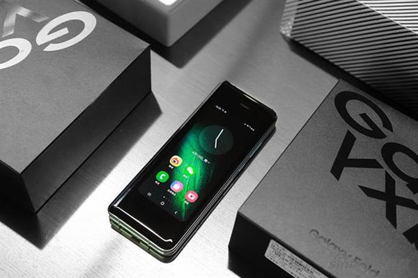 三星Galaxy Fold首发评测:弯的Phone能成手机未来吗