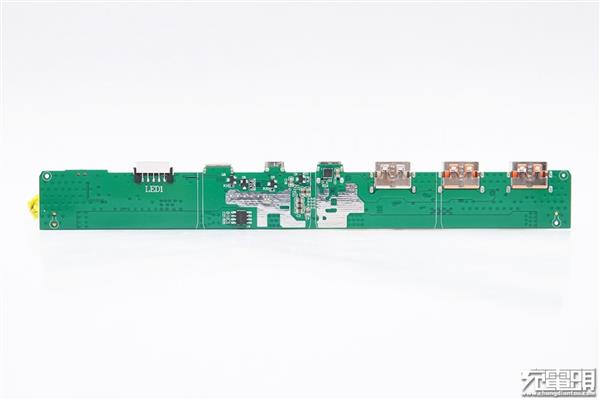羽博30000mAh移动电源拆解：六大接口 仍很便携