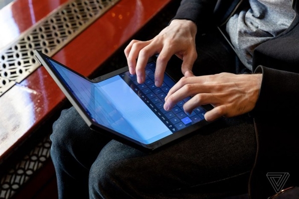 全球首款！联想ThinkPad X1折叠屏笔记本原型上手：4:3屏幕爽翻