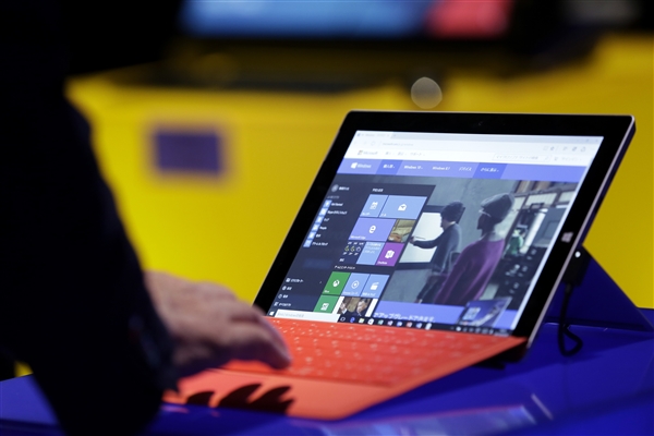 微软准备重磅新品：Surface双屏或下月发布