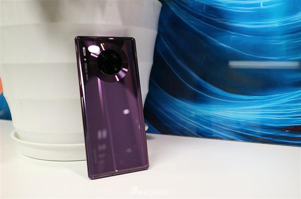 <a href='https://www.huawei.com/cn/?ic_medium=direct&ic_source=surlen' target='_blank'><u>华为</u></a>Mate 30 Pro图赏：88°超曲面环幕屏 重构手机想象