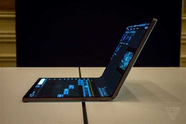 Intel展示“马蹄弯”折叠屏概念笔记本