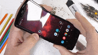 YouTuber暴力测试折叠屏新机Moto Rzer：画面不忍直视