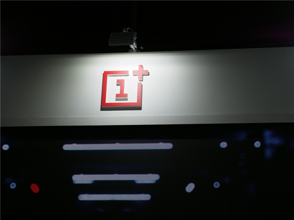 <a href='https://www.oneplus.com/cn' target='_blank'><u>一加</u></a>8真机屏摄、上手照曝光：120Hz高刷、下巴极窄
