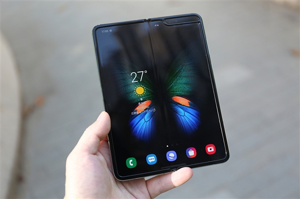 三星Galaxy Fold 2摄像头参数曝光：S20同款 取消刘海改挖孔