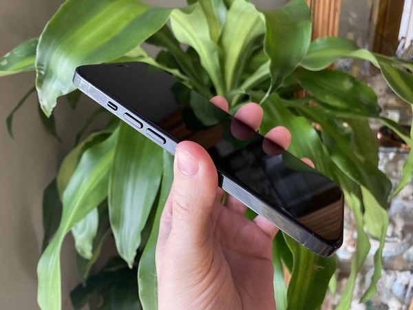 iPhone 12系列抢先上手 网友:梦回当年的iPhone 5