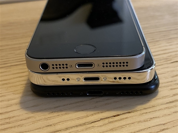 对比新款iPhone SE、7！5.4寸iPhone 12模型曝光：尺寸太香