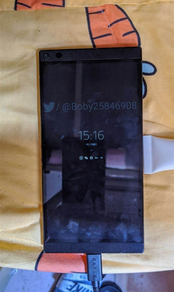 无缘市场！Razer Phone 3原型机首曝：三摄/双扬声器