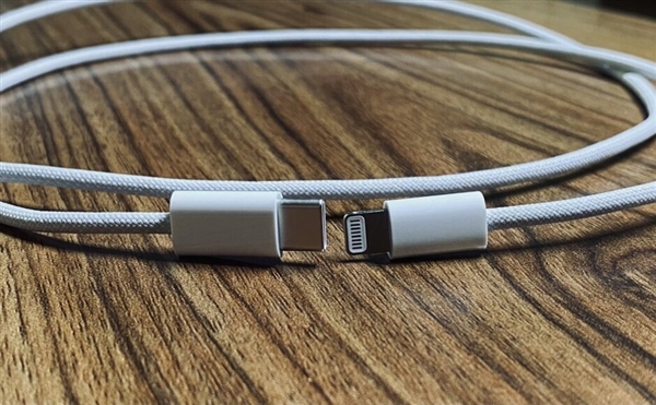没上USB-C！iPhone 12延续闪电接口：标配编织款数据线曝光