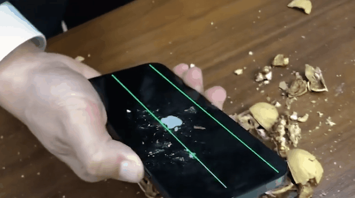 超瓷晶面板耐摔4倍 网友实测iPhone 12 Pro砸核桃：结果绿线