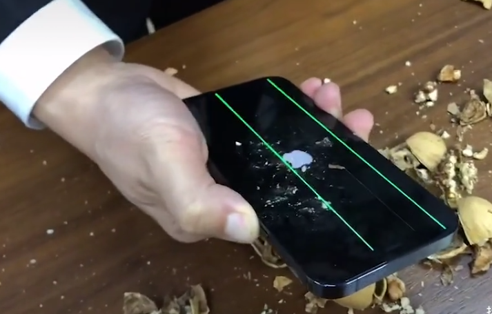 超瓷晶面板耐摔4倍 网友实测iPhone 12 Pro砸核桃