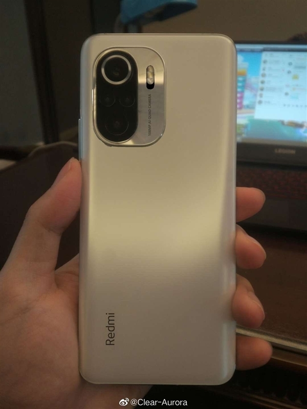 Redmi K40实拍图首曝:墨羽配色纹路吸睛 灵感来自世界三大名刃