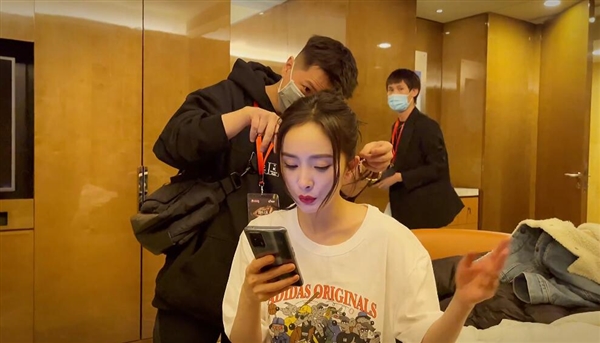 杨幂晒<a href='https://www.realme.com/' target='_blank'><u>realme</u></a> GT真机：左上角挖孔屏、矩阵相机