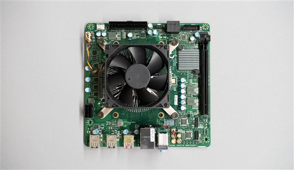 AMD 4700S神秘处理器拆机：Xbox Series X同款