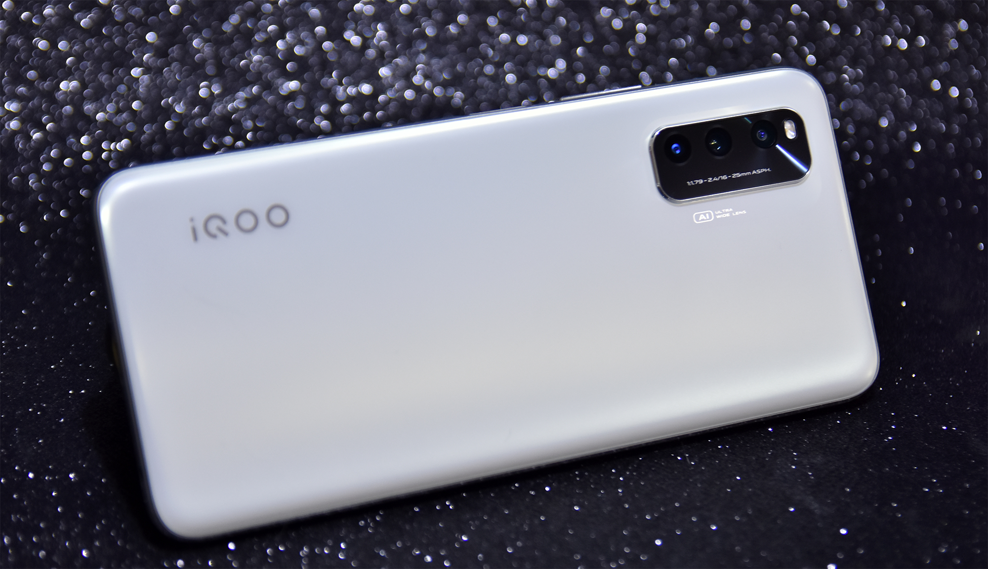 高刷LCD屏加持 iQOO Neo5 活力版优科技全面评测
