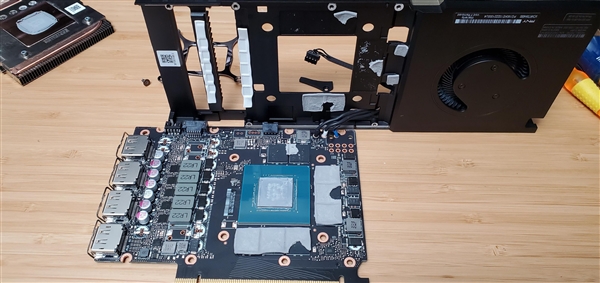 NVIDIA RTX A4000工作站专业卡拆解：PCB小得不可思议