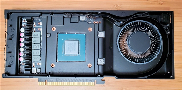 NVIDIA RTX A4000工作站专业卡拆解：PCB小得不可思议