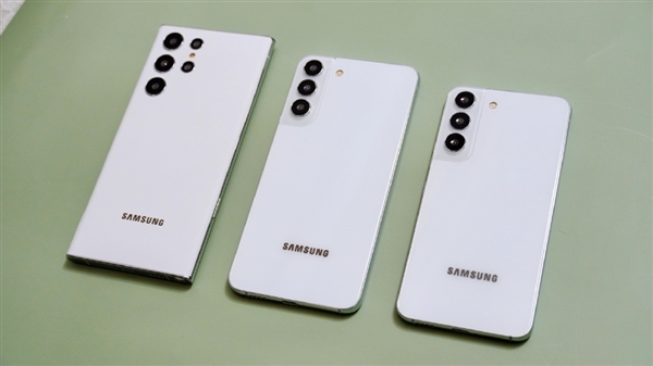 安卓首款四边等宽旗舰！曝<a href='https://www.samsung.com/cn/' target='_blank'><u>三星</u></a>Galaxy S22真机已流出：尺寸类似<a href='http://www.mi.com/' target='_blank'><u>小米</u></a>12