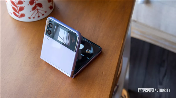 三星旗舰Galaxy Z Flip4曝光：电池容量仅3400mAh