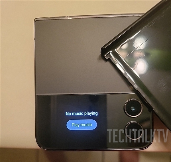 款骁龙8+双屏折叠旗舰！<a href='https://www.samsung.com/cn/' target='_blank'><u>三星</u></a>Galaxy Z Flip4真机首曝：折痕少了